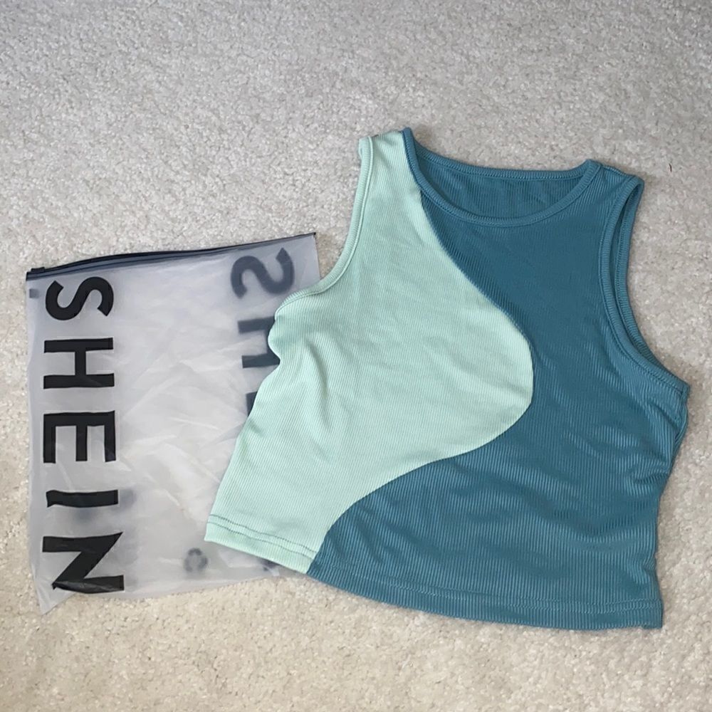 Color Block CROPPED TANK - Picture 2 of 5